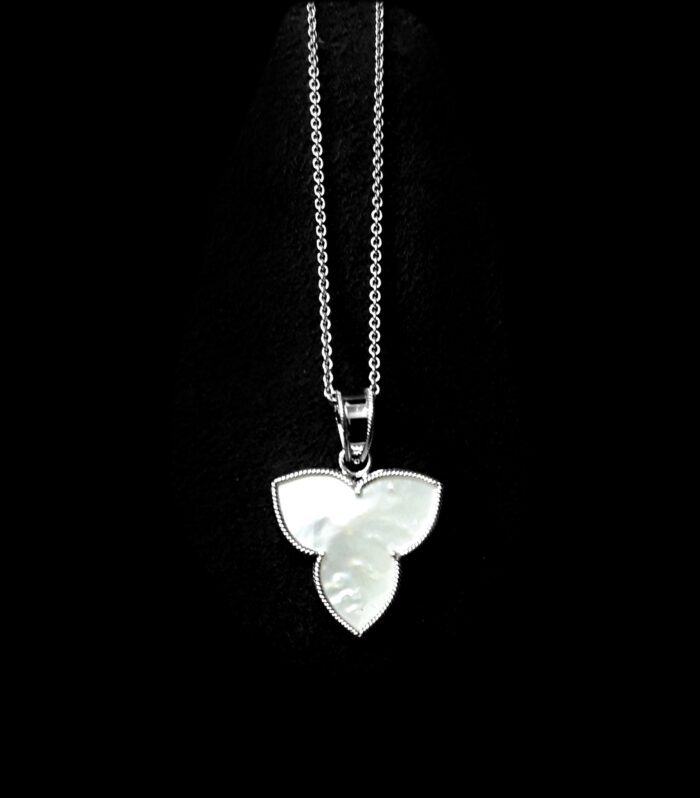 LUMINA PEARL MOTIF PENDANT WITH CHAIN